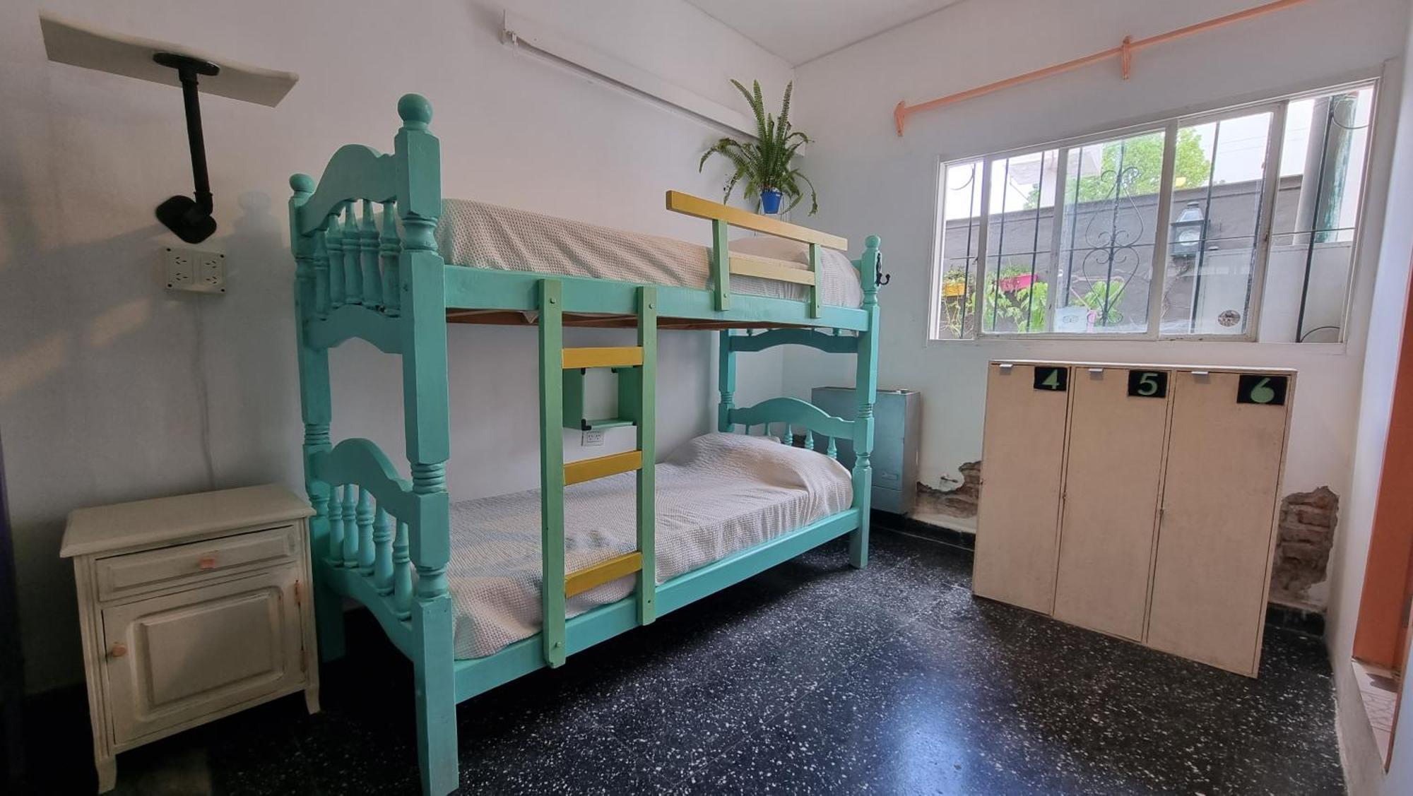 Cama Individual en habitación compartida femenina